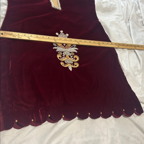 Velvet shalwar kameez maroon with palazzo and Duppatta. Gold white Pearl. Size S - Picture 12 of 17